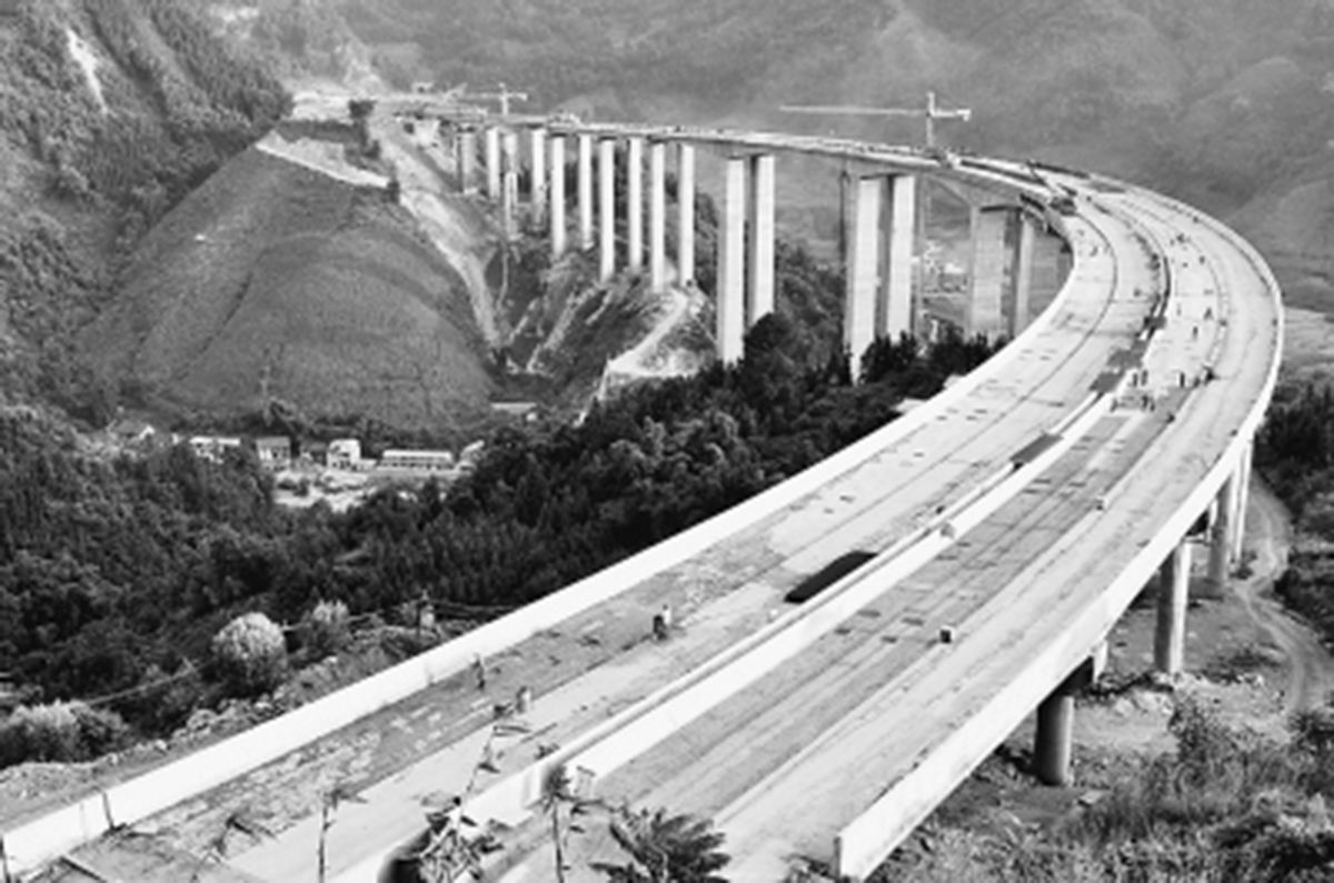 　　俯瞰建設中的拉會高架大橋，“C”字形蔚為壯觀。.jpg